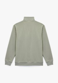 Sudadera verde oliva con un cuello alto, mangas largas, puños y dobladillo acanalados; textura suave y diseño minimalista.