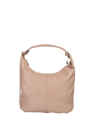 Beige lederen schoudertas met een handvat, zachte textuur en een klein bedeltje in de vorm van een Italiaanse vlag dat bij de bevestiging van het handvat hangt.