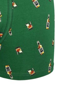 Zielone bawełniane bokserki z rozsianymi grafikami butelek whiskey i szklanek, o dopasowanym kroju i elastycznym pasie.