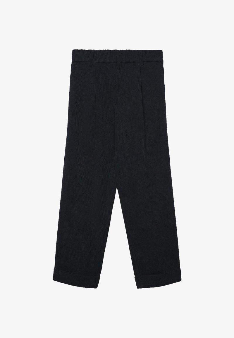 Schwarze Corduroy-Hosen mit geradem Bein, mit umgeschlagenen Säumen und Gürtelschlaufen am Bund, flach auf einem weißen Hintergrund präsentiert.
