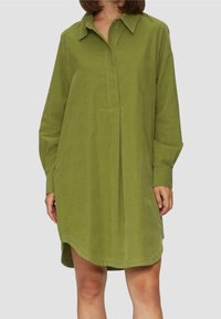 Vestido de camisa verde de manga larga hecho de una tela suave. Presenta un collar, una tapeta de botones y un ajuste relajado con un dobladillo ligeramente curvado.