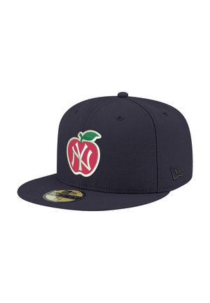 Dunkelmarineblaues Baseballcap mit rotem Apfellogo, das weiße ineinander verschlungene Buchstaben und ein grünes Blatt auf dem Frontpanel zeigt.
