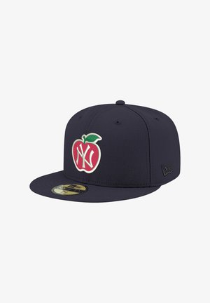 Cappellino da baseball blu navy scuro con logo di una mela rossa con lettere bianche intrecciate e una foglia verde sul pannello frontale.