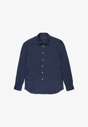 Camicia blu navy a maniche lunghe con colletto e bottoni bianchi, distesa su uno sfondo bianco.