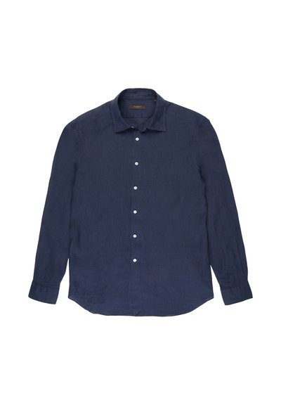 Camisa de manga larga color azul marino con cuello y botones blancos, extendida sobre un fondo blanco.