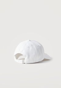 Λευκό βαμβακερό καπέλο του μπέιζμπολ, εμφανιζόμενο από πίσω, με ρυθμιζόμενο λουράκι και οπές αερισμού σε απλό λευκό φόντο.