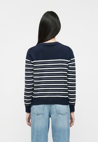 Ναυτικό μπλε φούτερ με οριζόντιες λευκές ρίγες, ριμπ μανσέτες και στρίφωμα; διαθέτει στρογγυλή λαιμόκοψη και χαλαρή εφαρμογή.