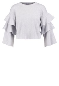 Grauer, kurz geschnittener Pullover mit gerippter Textur, ausgestattet mit drei gestuften Rüschensleeves und einem runden Halsausschnitt. Einfaches, lässiges Design.