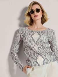 Langarmtop met slangenprint, met een lichtgrijze en witte patroon, textuur materiaal en een wijde halslijn. Gepaarde met lichte broek.