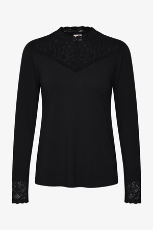 Svart långärmad topp med spetsdetaljer vid halsringningen och spetsdetaljer vid ärmsluten. Slät tygkvalitet med en figurnära design.