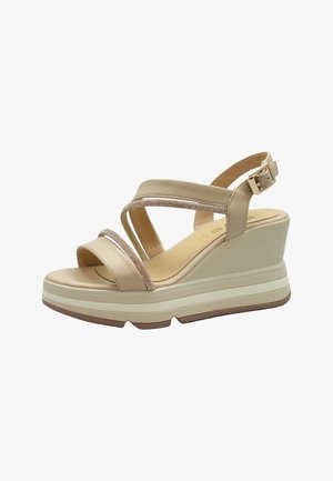 Sandalia cuña beige con suela de plataforma, puntera abierta, dobles tiras frontales con detalles de purpurina y correa de tobillo ajustable con hebilla.