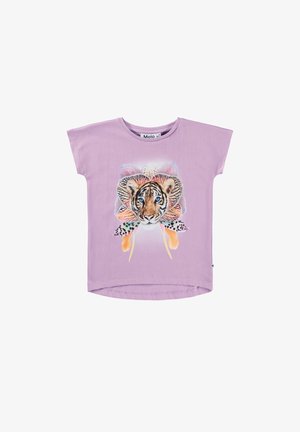 Lilac krāsas kokvilnas T-krekls ar krāsainu tīģera grafiku, kuru ieskauj ziedu dizains. Īsas piedurknes, brīvs piegriezums un izliekta apakšmala.