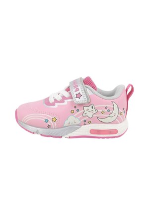 Sneakers rosa con finitura lucida, lacci bianchi e una fascia in velcro argentata. Presentano motivi giocosi di nuvole, stelle e lune, e una suola ammortizzata.