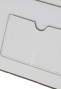 Hvid læderpung med præget blomsterdesign, en kortlomme foran og kontrasterende syninger langs kanterne. Glat, struktureret overflade.