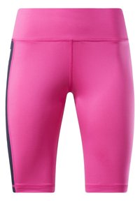 Shorts de sport rose vif longueur genoux avec une taille haute et une fine bande noire le long de la couture latérale extérieure.