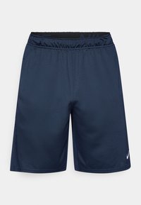 Shorts de sport bleu marine avec une ceinture élastique, présentant une texture lisse et un petit logo blanc sur le bas du côté gauche.