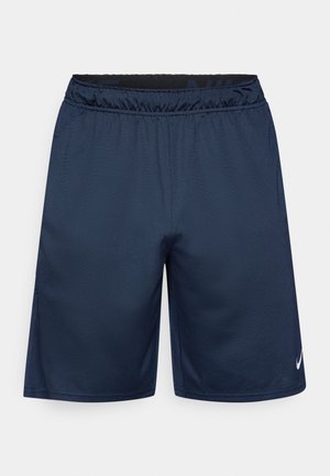 Marineblå treningsshorts med elastisk midjebånd, glatt tekstur og en liten hvit logo på nedre venstre side.