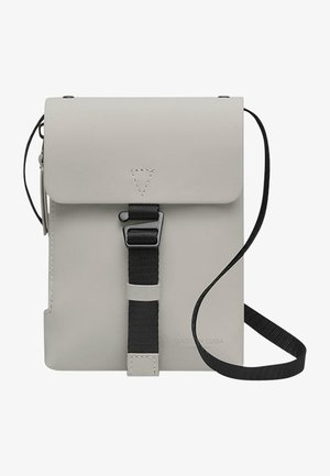 Borsa a tracolla in pelle grigia con chiusura a patta, fibbia in plastica e tracolla regolabile. Presenta un design minimale con dettagli di cucitura triangolari.