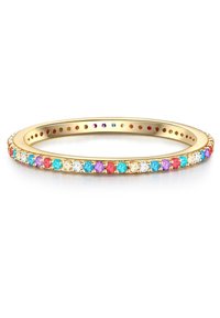 Prsten zlatne boje s nizom raznobojnih kamenčića, uključujući ružičaste, plave i prozirne, postavljen na tanku, teksturiranu traku.