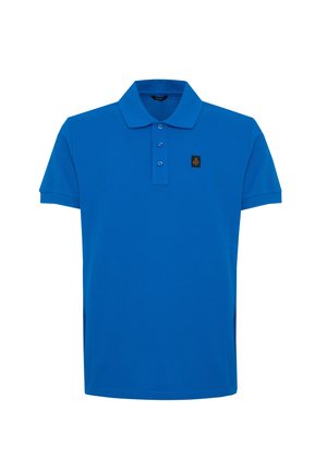 Polo blu in cotone con colletto classico, patta con tre bottoni e una piccola toppa con logo sul lato sinistro del petto. Maniche corte.