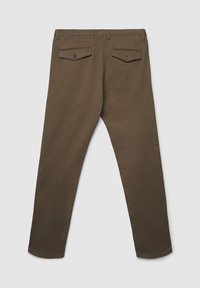 Braune gerade geschnittene Hosen von hinten gezeigt, mit zwei geknöpften Klappentaschen und Gürtelschlaufen am Bund.