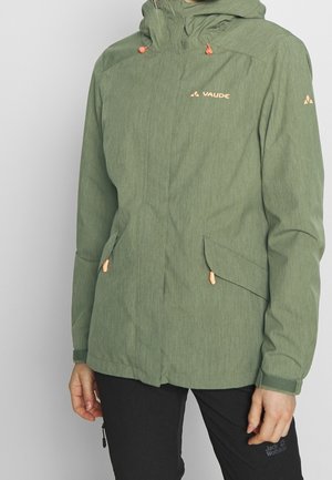 Groene, gektextureerde waterdichte jas met een snugge capuchon en oranje accenten. Bevat zijzakken en een rits aan de voorkant, ideaal voor buitengebruik.