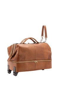 Borsa da viaggio in pelle marrone con forma arrotondata, manici superiori doppi, tracolla rimovibile e zip dorate. Dotata di ruote per il trasporto.