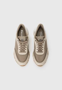 Sneaker beige con tomaia in rete, dettagli in pelle, punta rotonda e suola in gomma. Presenta lacci tonali e logo sulla linguetta.