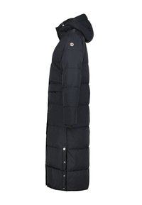 Zwarte pufferjas, tot de knie met een capuchon, met een doorgestikt patroon, knoopsluiting en elastische manchetten. Het materiaal lijkt soepel en geïsoleerd.
