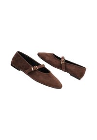 Bailarinas de ante marrón con punta afilada, correa decorativa y detalle de hebilla en tono dorado. Suela plana y acabado texturizado.