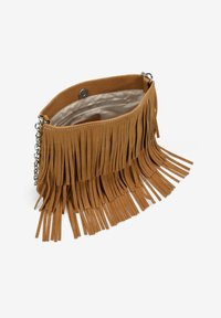 Bolso de mano de ante marrón con flecos largos, correa de cadena plateada y cierre de presión. El interior incluye un bolsillo con cremallera y un forro suave.