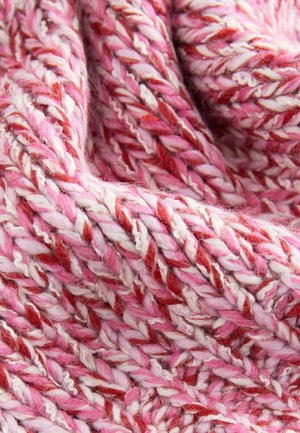 Pletená tkanina v odtieňoch ružovej a červenej, s textúrovaným vzorom, ktorý obsahuje hrubé, skrútené priadze a mäkké, chmýřité vlákna po celom povrchu.
