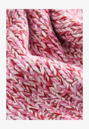 Pletená látka v odstínech růžové a červené, zdobená texturovaným vzorem s hustými, zkroucenými přízemi a měkkými, chlupatými vlákny po celém povrchu.