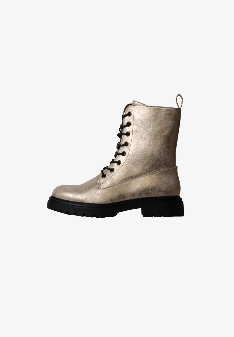 Botte de combat en argent métallique à lacets avec semelle noire et boucle au talon, vue de profil sur fond blanc.