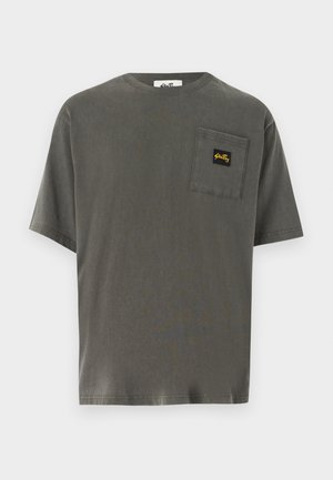 T-shirt gris clair à manches courtes en coton, doté d'une poche poitrine et d'un petit logo noir et jaune sur la poche.