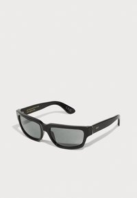 Gafas de sol negras con un diseño rectangular, lentes oscuros y acabado brillante. Presenta una marca dorada en la patilla. Hechas a mano en Italia.