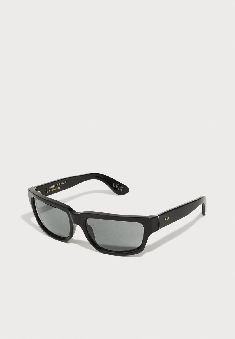 Gafas de sol negras con un diseño rectangular, lentes oscuros y acabado brillante. Presenta una marca dorada en la patilla. Hechas a mano en Italia.