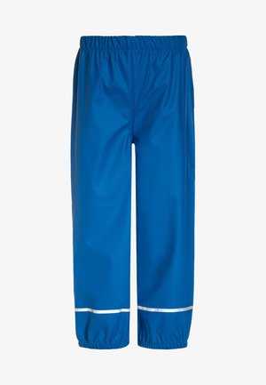 Niebieskie wodoodporne spodnie z elastycznym pasem, ozdobione odblaskowymi srebrnymi paskami na dolnych partiach nóg, o gładkiej i błyszczącej fakturze.