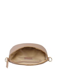 Borsa a pochette in pelle beige con finitura liscia, dotata di una zip dorata, forma ovale e una singola tasca interna foderata in tessuto chiaro.