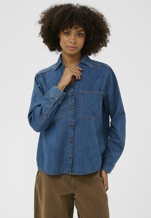 Leichte Denim-Bluse in Mittelblau, mit pattem Frontknopfverschluss, Kragen, zwei Brusttaschen und langen Ärmeln mit geknöpften Manschetten.