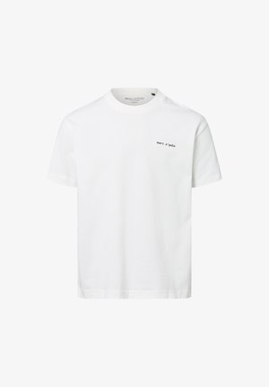 Weißes Baumwoll-T-Shirt mit Rundhalsausschnitt, kurzen Ärmeln und kleinem schwarzem Logo auf der linken Brustseite. Glatte Textur, lockere Passform.