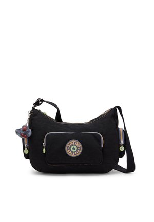 Schwarze Kipling-Schultertasche mit Fronttasche, Seitenfächern, verstellbarem Schulterriemen und einem kleinen Plüschaffen-Schlüsselanhänger.