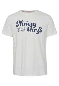 Bijela pamučna majica s kratkim rukavima, s tamnoplavim otisnutim tekstom koji glasi "EST. Ninetg thr3e BLEND DENIM" u raznim veličinama.