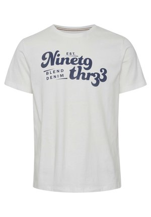 Hvid bomulds t-shirt med korte ærmer, med mørkeblå trykt tekst der siger "EST. Ninetg thr3e BLEND DENIM" i forskellige størrelser.