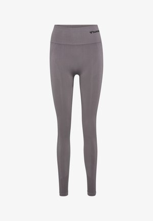 Grå leggings med hög midjeresår, gjorda av stretchigt material, med subtil textur och en liten varumärkeslogotyp nära midjeresåren.