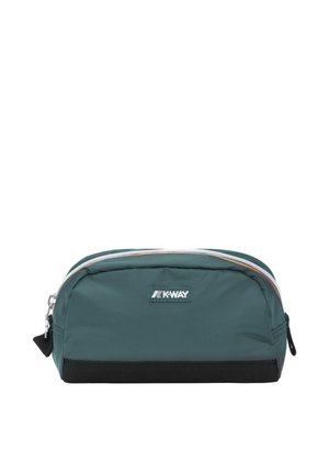 Neceser K-Way verde y negro con cremallera superior y pestaña de tela en un fondo blanco.