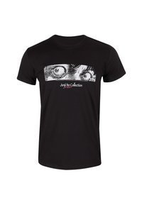 Zwarte katoenen t-shirt met een graphic van wijd open ogen en de tekst "Junji Ito Collection" in het rood, gecentreerd onder het ontwerp.