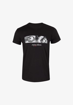 Zwarte katoenen t-shirt met een graphic van wijd open ogen en de tekst "Junji Ito Collection" in het rood, gecentreerd onder het ontwerp.