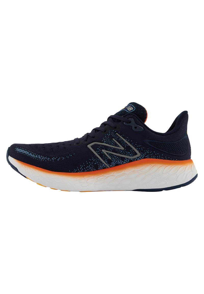 Zapatilla de running en color marino con parte superior de malla transpirable, acentos en naranja en la entresuela, suela blanca acolchada y suela texturizada para mayor tracción.