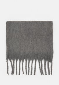 Grauer Wollschal mit fransigen Kanten, der eine weiche Textur und rechteckige Form aufweist. Geeignet für Wärme und zum Übereinanderlegen in kühlerem Wetter.